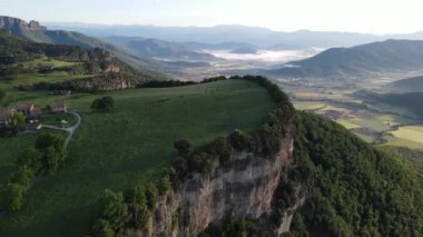 La Garrotxa, Girona, İspanya 'daki bahar manzarasının insansız hava aracı görüntüsü. 4K UHD