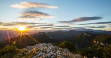 Mare De Deu Del Mont tepesinde gün batımı, La Garrotxa, İspanya