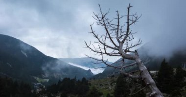 Camprodon Dağları, Pireneler, Girona, İspanya 'da yaz günbatımının zaman aşımı