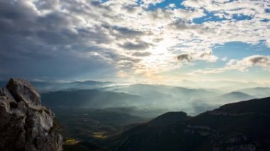 İspanya, La Garrotxa 'daki Mare De Deu Del Mont tepesinde gün batımı zamanı.