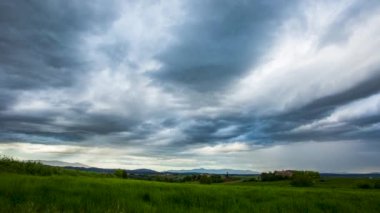 İspanya 'nın L Emporda şehrinde günbatımı ve dramatik bulutların hızlandırılmış sahnesi