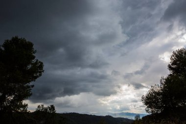 Anoya, Barselona, Katalonya, İspanya 'nın çayırlarında bahar fırtınası