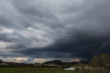 Anoya, Barselona, Katalonya, İspanya 'nın çayırlarında bahar fırtınası