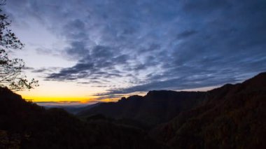 Puigsacalm Tepesi, La Garrotxa, İspanya 'da sonbahar günbatımının hızlandırılmış sahnesi