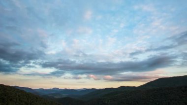 La Vall d 'en Bas, La Garrotxa, İspanya' da yaz günbatımının hızlandırılmış sahnesi