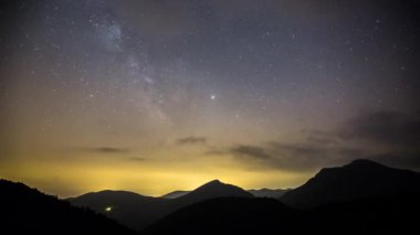 Samanyolu 'nun Puigsacalm Zirvesi, La Garrotxa, İspanya' da zaman aşımı