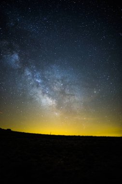 Samanyolu ve çift Serra Del Montsec, Lleida, İspanya 'da.