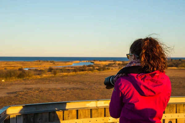 Aiguamolls De L Emporda Doğa Parkı 'nda yürüyen ve kuşları fotoğraflayan genç bir kız..