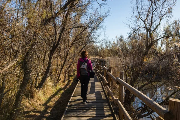 Aiguamolls De L Emporda Doğa Parkı 'nda yürüyen ve kuşları fotoğraflayan genç bir kız..