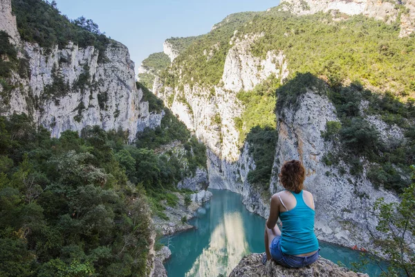 Genç yürüyüşçü kız Congost De Montrebei 'de eğleniyor, Montsec, İspanya.