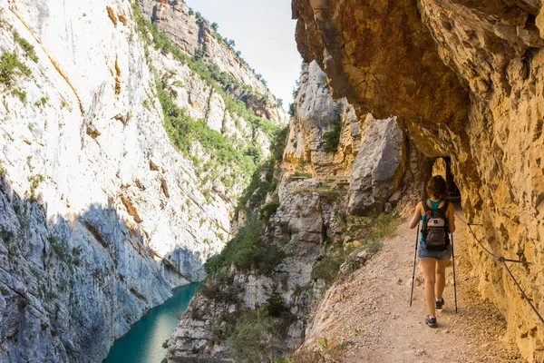Genç yürüyüşçü kız Congost De Montrebei 'de eğleniyor, Montsec, İspanya.