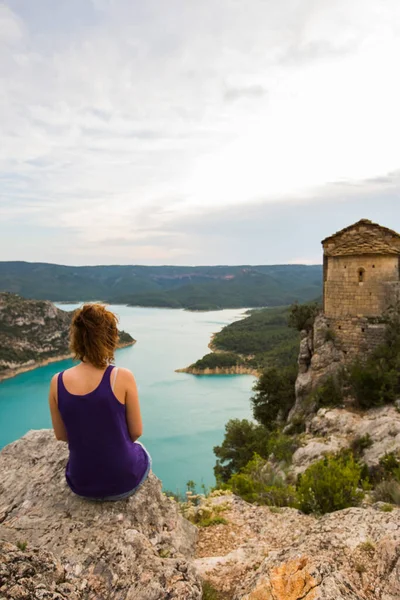 Genç yürüyüşçü kız Congost De Montrebei 'de eğleniyor, Montsec, İspanya.