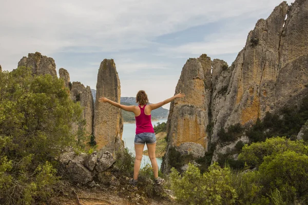 Genç yürüyüşçü kız Serra De Finestres, Montsec, İspanya 'da eğleniyor..
