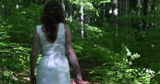 Sposa Abito Bianco Passeggiando Nella Foresta Primaverile Fageda Jorda Garrotxa — Video Stock