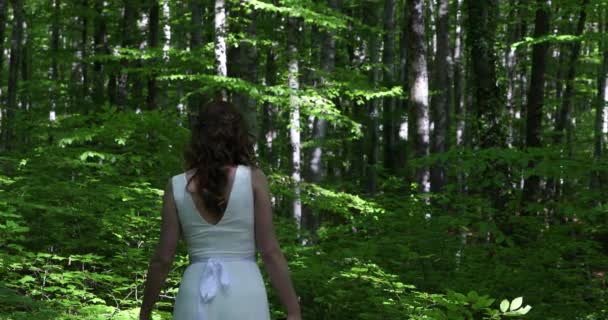 Sposa Abito Bianco Passeggiando Nella Foresta Primaverile Fageda Jorda Garrotxa — Video Stock