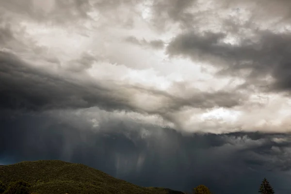 Dramatische Wolken Garrotxa Pyrenäen — Stockfoto