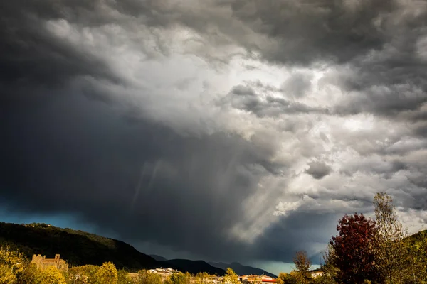 Dramatische Wolken Garrotxa Pyrenäen — Stockfoto