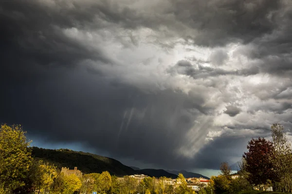 Dramatische Wolken Garrotxa Pyrenäen — Stockfoto