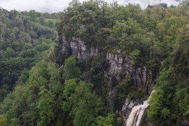 Salt De Coromina Şelalesi 'nde bahar günbatımı, La Garrotxa, İspanya.
