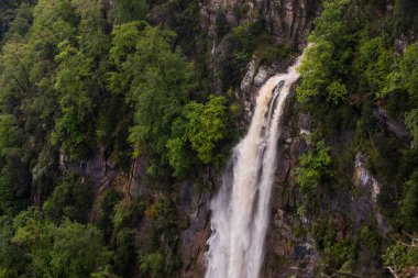 Salt De Coromina Şelalesi 'nde bahar günbatımı, La Garrotxa, İspanya.