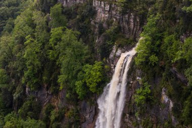 Salt De Coromina Şelalesi 'nde bahar günbatımı, La Garrotxa, İspanya.