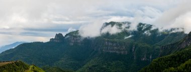 Puigsacalm tepesinde bahar günbatımı, La Garrotxa, İspanya.