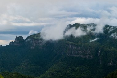 Puigsacalm tepesinde bahar günbatımı, La Garrotxa, İspanya.