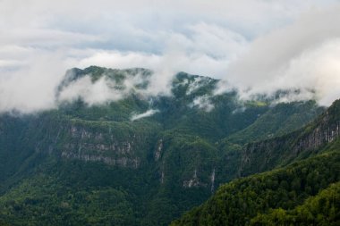 Puigsacalm tepesinde bahar günbatımı, La Garrotxa, İspanya.