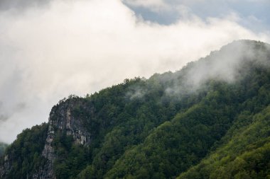 Puigsacalm tepesinde bahar günbatımı, La Garrotxa, İspanya.