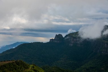 Puigsacalm tepesinde bahar günbatımı, La Garrotxa, İspanya.