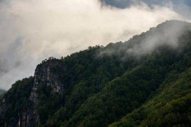Puigsacalm tepesinde bahar günbatımı, La Garrotxa, İspanya.