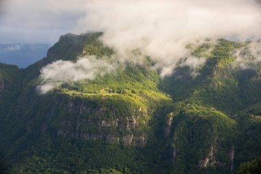 Puigsacalm tepesinde bahar günbatımı, La Garrotxa, İspanya.