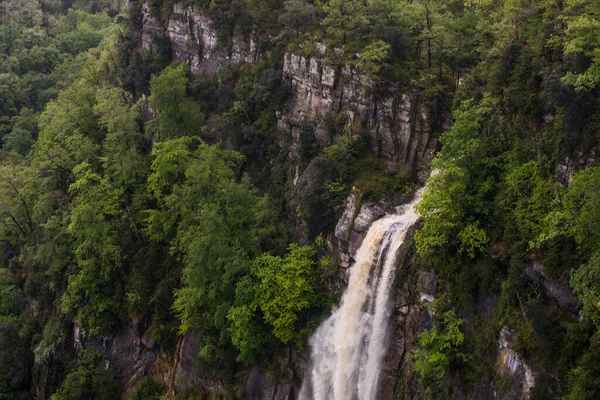 Salt De Coromina Şelalesi 'nde bahar günbatımı, La Garrotxa, İspanya.