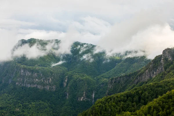 Puigsacalm tepesinde bahar günbatımı, La Garrotxa, İspanya.