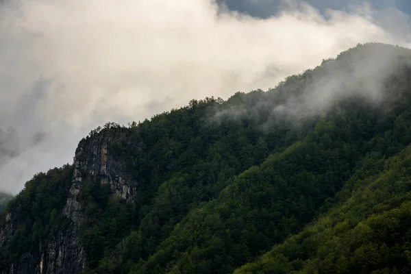 Puigsacalm tepesinde bahar günbatımı, La Garrotxa, İspanya.