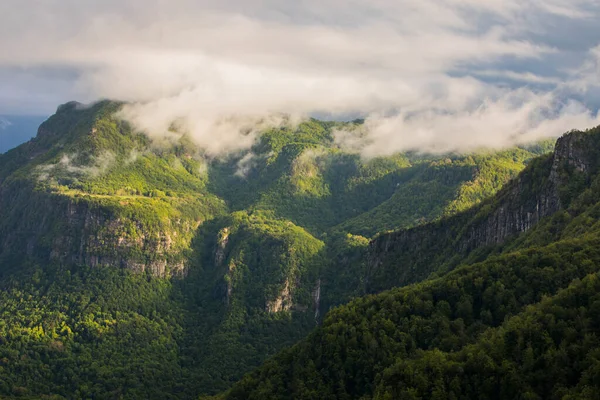 Puigsacalm tepesinde bahar günbatımı, La Garrotxa, İspanya.