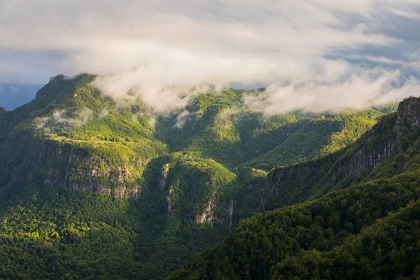 Puigsacalm tepesinde bahar günbatımı, La Garrotxa, İspanya.