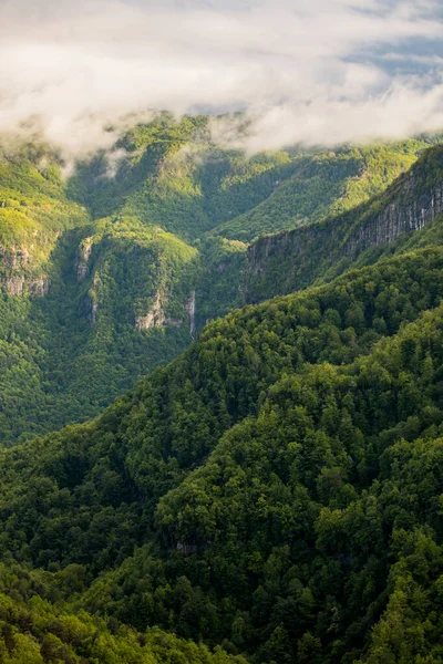 Puigsacalm tepesinde bahar günbatımı, La Garrotxa, İspanya.