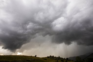 Cerdanya, Pireneler ve İspanya 'da günbatımı ve dramatik bulutlar.