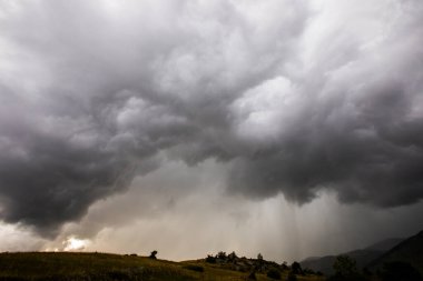 Cerdanya, Pireneler ve İspanya 'da günbatımı ve dramatik bulutlar.