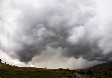 Cerdanya, Pireneler ve İspanya 'da günbatımı ve dramatik bulutlar.