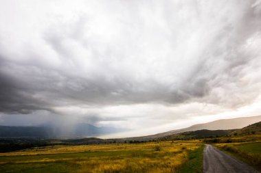 Cerdanya, Pireneler ve İspanya 'da günbatımı ve dramatik bulutlar.