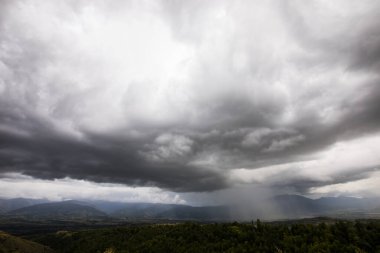 Cerdanya, Pireneler ve İspanya 'da günbatımı ve dramatik bulutlar.