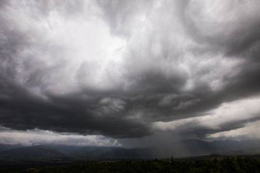 Cerdanya, Pireneler ve İspanya 'da günbatımı ve dramatik bulutlar.