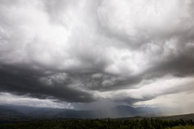 Cerdanya, Pireneler ve İspanya 'da günbatımı ve dramatik bulutlar.