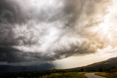 Cerdanya, Pireneler ve İspanya 'da günbatımı ve dramatik bulutlar.