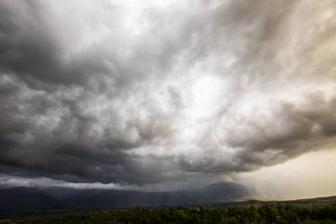 Cerdanya, Pireneler ve İspanya 'da günbatımı ve dramatik bulutlar.
