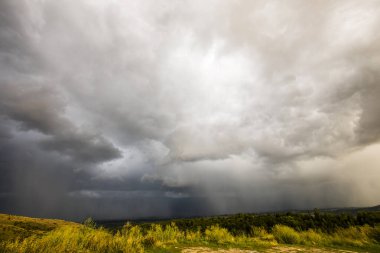 Cerdanya, Pireneler ve İspanya 'da günbatımı ve dramatik bulutlar.