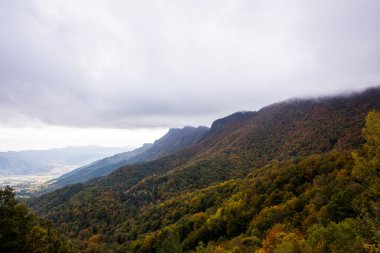 Puigsacalm tepesinde sonbahar gündoğumu, La Garrotxa, Girona, Kuzey İspanya.