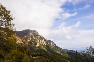 Puigsacalm tepesinde sonbahar gündoğumu, La Garrotxa, Girona, Kuzey İspanya.